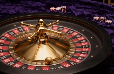Live Roulette Rad mit goldener Kugel im Dragonia Casino Ambiente