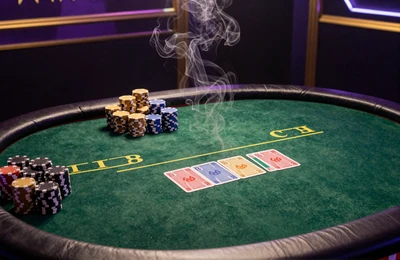 Live Poker Tisch mit Community Cards und goldenen Chips bei Dragonia