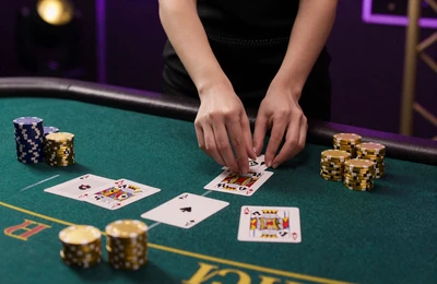 Live Blackjack Tisch mit Karten und goldenen Chips bei Dragonia Casino